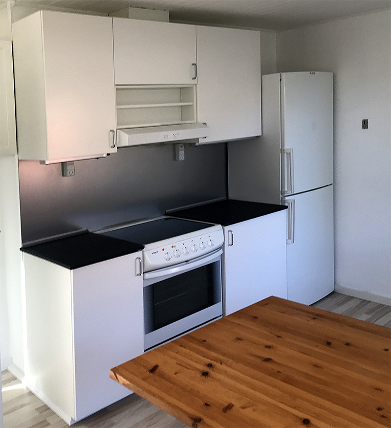 køkken - komfur, grydeskabe, køleskab, emhætte